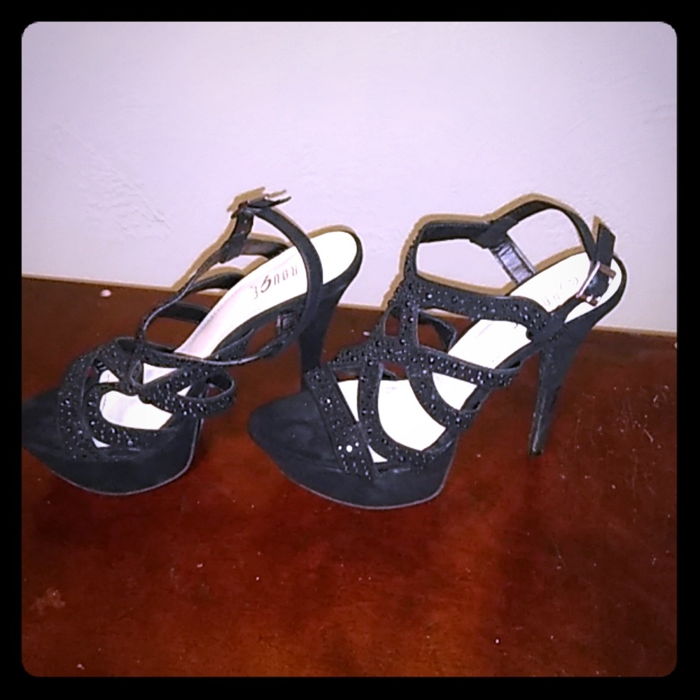 Size 10 black heelS